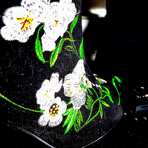 Forever21 embroidered black suede  boot - Picture 4 of 6